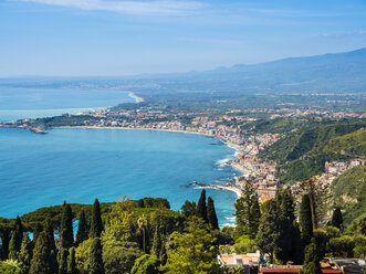 Italien, Sizilien, Taormina, Blick auf die Küste von oben - AMF05205