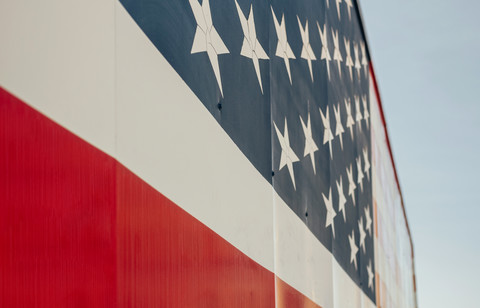 USA, Stars And Stripes auf Plakatwand, lizenzfreies Stockfoto