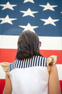 USA, Rückenansicht einer Frau vor Stars And Stripes - DAPF00542