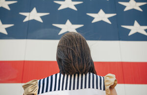 USA, Rückenansicht einer Frau vor Stars And Stripes - DAPF00543