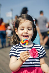 USA, New York, Coney Island, glückliches kleines Mädchen mit Lutscher - DAPF00545