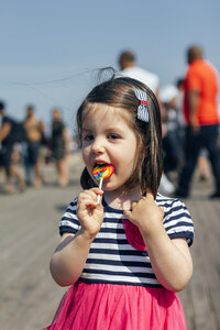USA, New York, Coney Island, kleines Mädchen mit Lutscher - DAPF00547