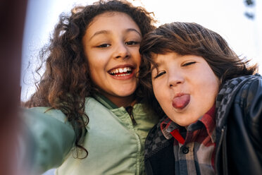 Porträt von zwei Kindern, die ein Selfie machen - MGOF02791