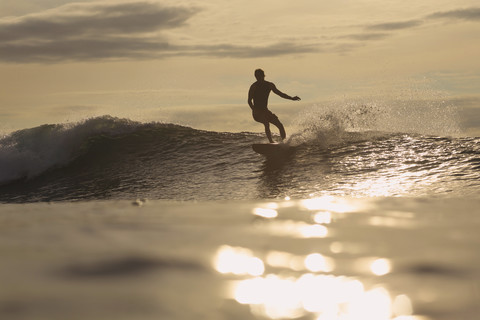 Indonesien, Bali, Surfer bei Sonnenuntergang, lizenzfreies Stockfoto