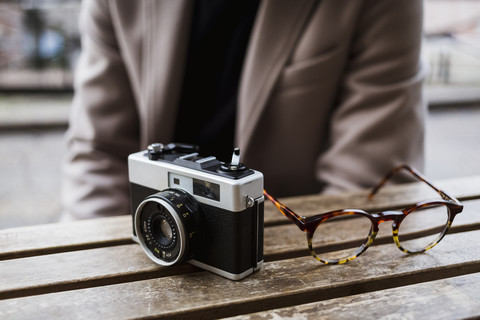 Nahaufnahme eines Mannes im Freien mit Kamera und Brille, lizenzfreies Stockfoto