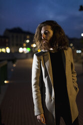 Stylish young man outdoors in the city at night - MAUF00968