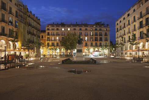 Spanien, Girona, Platz der Unabhängigkeit bei Nacht - ABOF00141