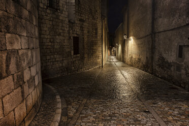 Spanien, Girona, Pujada del Rei Marti bei Nacht - ABOF00142