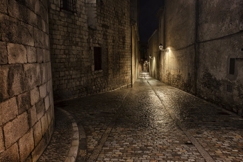 Spanien, Girona, Pujada del Rei Marti bei Nacht - ABOF00142