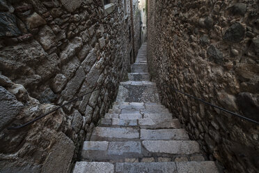Spanien, Girona, schmale Treppe in El Call - ABOF00144