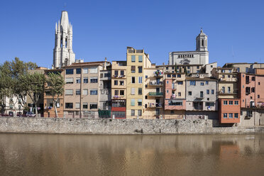 Spanien, Girona, Basilika San Felix und Kathedrale Santa Maria hinter Häusern am Fluss Onyar - ABOF00146