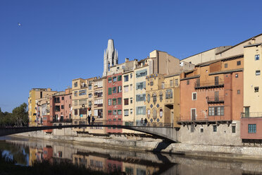 Spain, Girona, row of old houses and Gomez Bridge over Onyar River in Barri Vell - ABOF00147