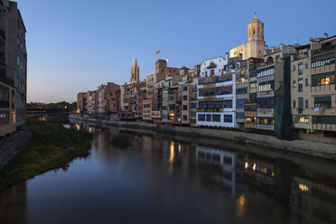 Spain, Girona, Basilica of San Felix and Cathedral of Santa Maria behind houses at Onyar River in the evening - ABOF00148