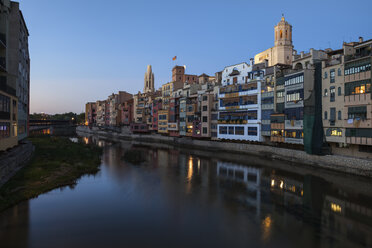 Spanien, Girona, Basilika San Felix und Kathedrale Santa Maria hinter Häusern am Fluss Onyar am Abend - ABOF00148