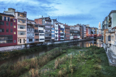 Spanien, Girona, Häuserreihe am Fluss Onyar mit der Basilika San Felix im Hintergrund - ABOF00149