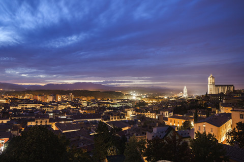 Spanien, Girona, Stadtansicht in der Abenddämmerung, lizenzfreies Stockfoto