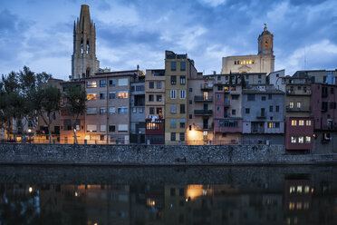 Spain, Girona, Basilica of San Felix and Cathedral of Santa Maria behind houses at Onyar River in the evening - ABOF00151