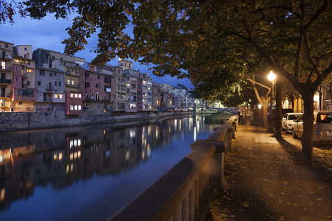 Spanien, Girona, Häuser am Fluss Onyar am Abend, lizenzfreies Stockfoto