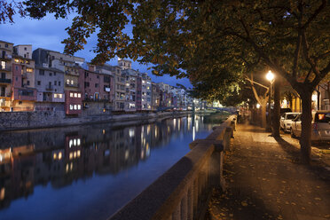 Spain, Girona, houses at Onyar River in the evening - ABOF00152