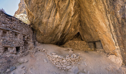 Peru, Andes, Urubamba Valley, Inca ruin in a cave - FOF08681