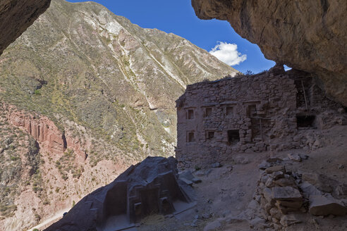 Peru, Anden, Urubamba-Tal, Inka-Ruine in einer Höhle - FOF08682