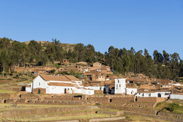 Peru, Anden, Chinchero, koloniale Kirche und Inkaruinen - FOF08686