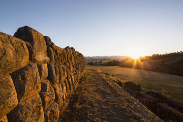 Peru, Anden, Chinchero, Inka-Ruinen bei Sonnenuntergang - FOF08695