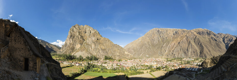 Peru, Anden, Urubambatal, Inkaruinen von Ollantaytambo mit Blick auf die Pinkuylluna-Ruinen - FOF08699