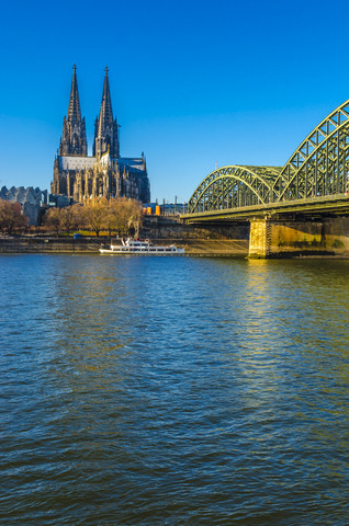 Deutschland, Köln, Blick auf den Kölner Dom mit Hohenzollernbrücke und Rhein im Vordergrund, lizenzfreies Stockfoto