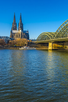 Deutschland, Köln, Blick auf den Kölner Dom mit Hohenzollernbrücke und Rhein im Vordergrund - MHF00406