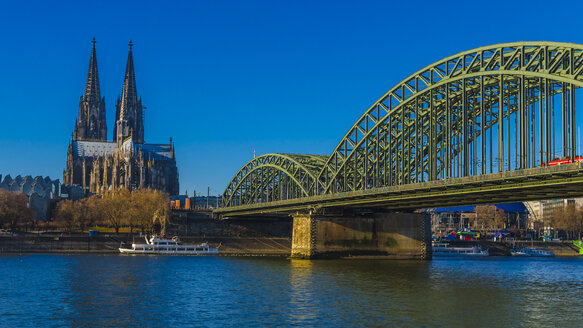 Deutschland, Köln, Blick auf den Kölner Dom mit der Hohenzollernbrücke im Vordergund - MHF00407