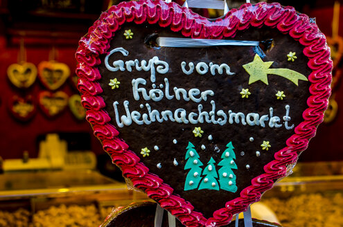 Deutschland, Köln, Lebkuchenherz am Weihnachtsmarktstand - MHF00408