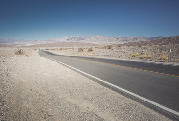 USA, Kalifornien, Death Valley, verlassener Highway - EPF00264