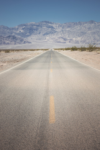 USA, Kalifornien, Death Valley, verlassener Highway, lizenzfreies Stockfoto