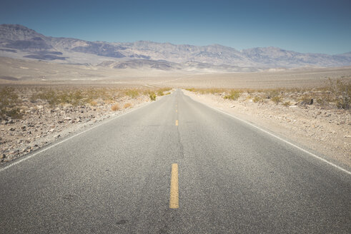 USA, Kalifornien, Death Valley, verlassener Highway - EPF00267