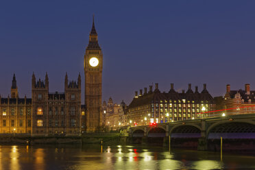 Großbritannien, London, Themse, Big Ben, Houses of Parliament und Westminster Bridge bei Nacht - GFF00917