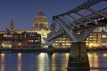 UK, London, St Paul's Cathedral and Millennium Bridge at night - GFF00921