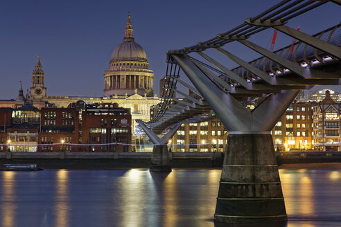 UK, London, St Paul's Cathedral und Millennium Bridge bei Nacht - GFF00921