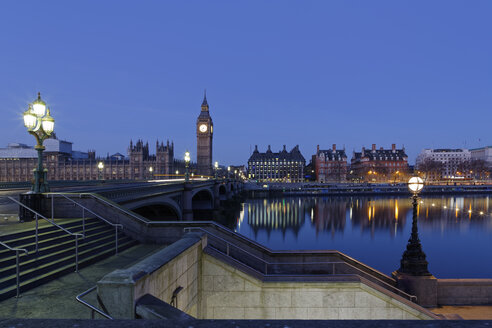 Großbritannien, London, Themse, Big Ben, Houses of Parliament und Westminster Bridge in der Abenddämmerung - GFF00922