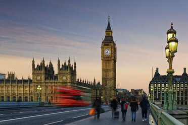 Großbritannien, London, Big Ben, Houses of Parliament und Bus auf der Westminster Bridge in der Abenddämmerung - GF00923