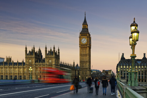 UK, London, Big Ben, Houses of Parliament and bus on Westminster Bridge at dusk - GF00923