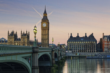 UK, London, River Thames, Big Ben, Houses of Parliament and Westminster Bridge at dusk - GFF00924