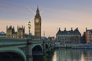 Großbritannien, London, Themse, Big Ben, Houses of Parliament und Westminster Bridge in der Abenddämmerung - GFF00924