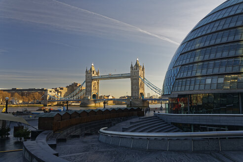 UK, London, Rathaus und Tower Bridge - GF00926