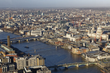 Großbritannien, London, Stadtbild mit Themse und St. Paul's Cathedral - GFF00928