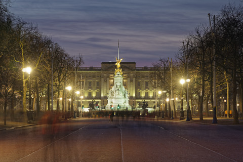 UK, London, Buckingham Palace in der Abenddämmerung, lizenzfreies Stockfoto