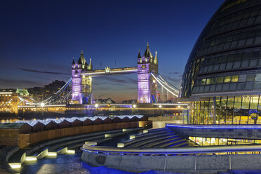 UK, London, City Hall und Tower Bridge bei Nacht - GFF00935