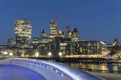 Großbritannien, London, Skyline mit Bürotürmen bei Nacht - GFF00936