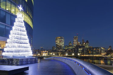 Großbritannien, London, Skyline mit Bürotürmen und Weihnachtsbaum bei Nacht - GF00937