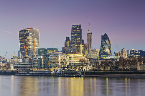 Großbritannien, London, Skyline mit Bürotürmen in der Abenddämmerung - GFF00939